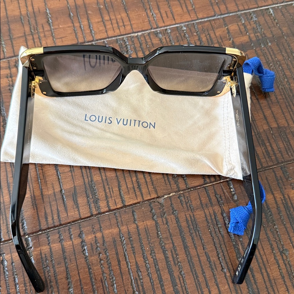 Additional video : Louis Vuitton Elegant Black and Gold moon Sunglasses. - Picture 6 of 8